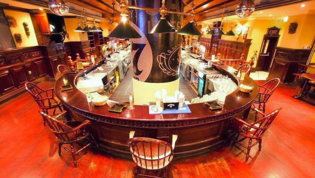 Long’s Bar & Restaurant